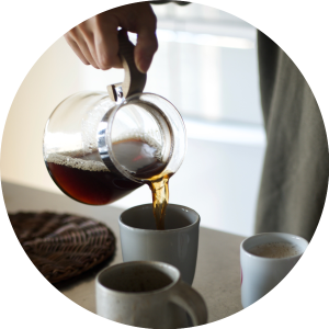コーヒーを注ぐ手元とカップ
