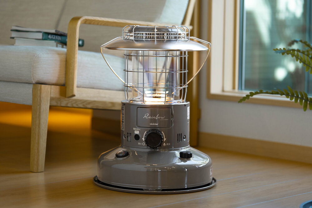 RL-2524 グレージュ リビングチェアの脇に置いた様子